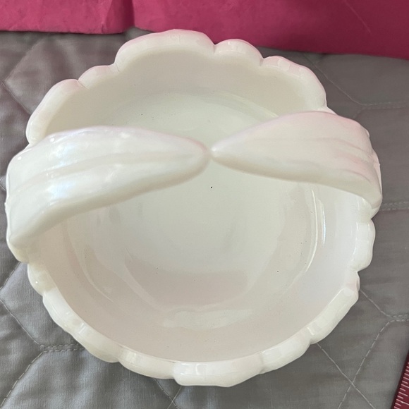 Milk Glass Dogwood Basket - candies-jewelry - Picture 5 of 6